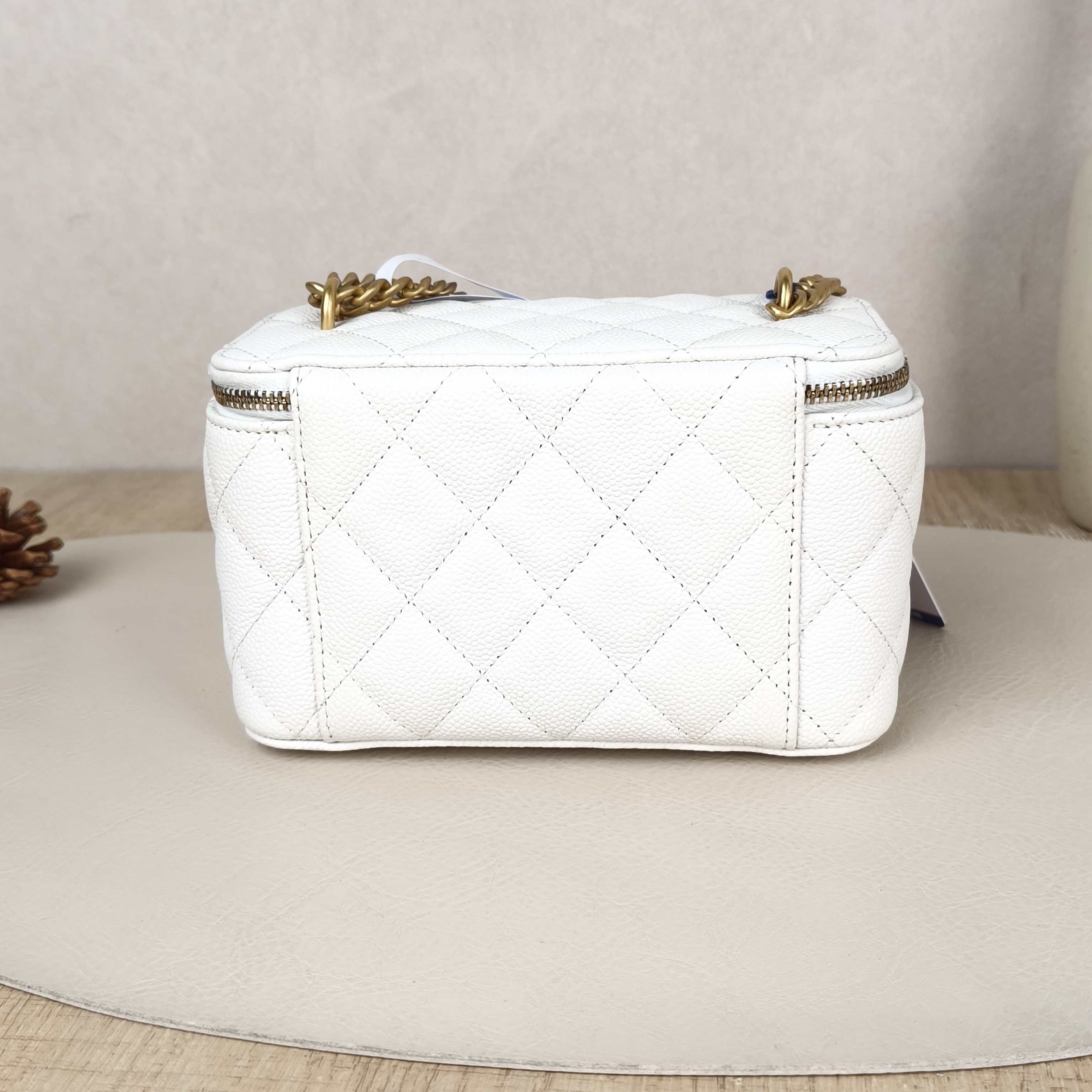 Chanel Crossbody Bag Edition White Grained Calfskin 16 × 8 × 9.5 cm — cover view 3 of 9