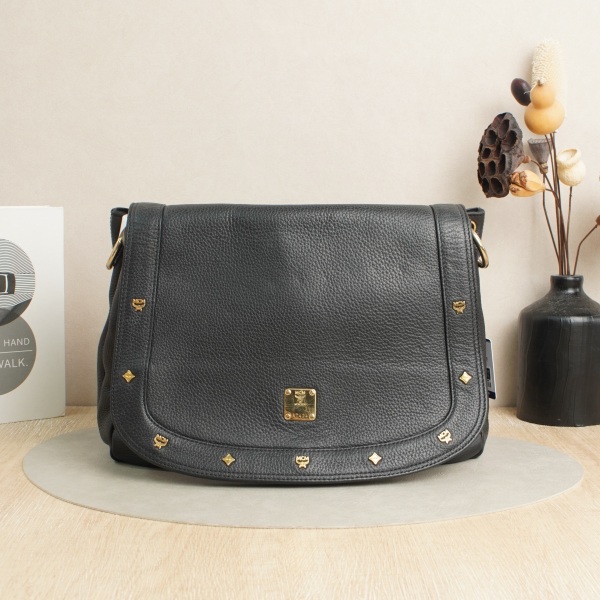 MCM Shoulder Bag Black with Gold-Tone Hardware Calfskin · Shoulder Strap · 33 × 12 × 29 cm