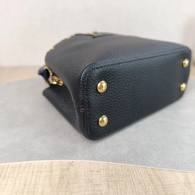 Louis Vuitton Crossbody Bag Capucines Black · Calfskin Mini 21 × 8 × 14 cm — detail view 3 of 13