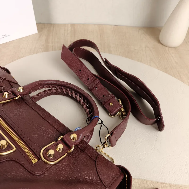 BALENCIAGA Crossbody Bag Classic City Red Lambskin Small30 × 10 × 21 cm — detail view 4 of 12