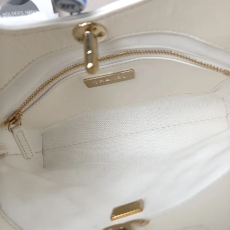 Chanel Crossbody Bag 31Bag White Gold Waxed Leather Mini 23 × 5.5 × 22 cm — detail view 7 of 11