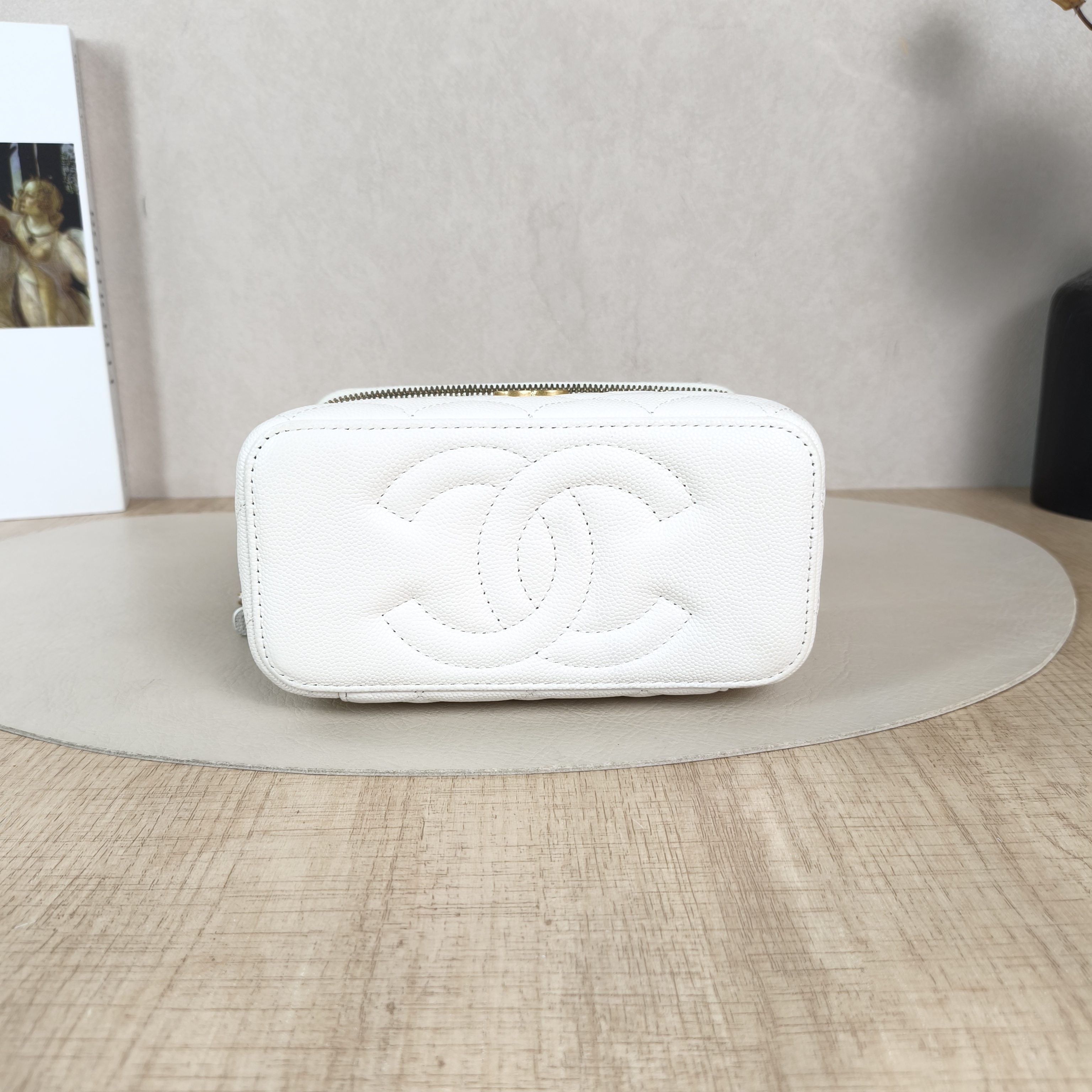 Chanel Crossbody Bag Edition White Grained Calfskin One Size16 × 8 × 9.5 cm — cover view 2 of 6