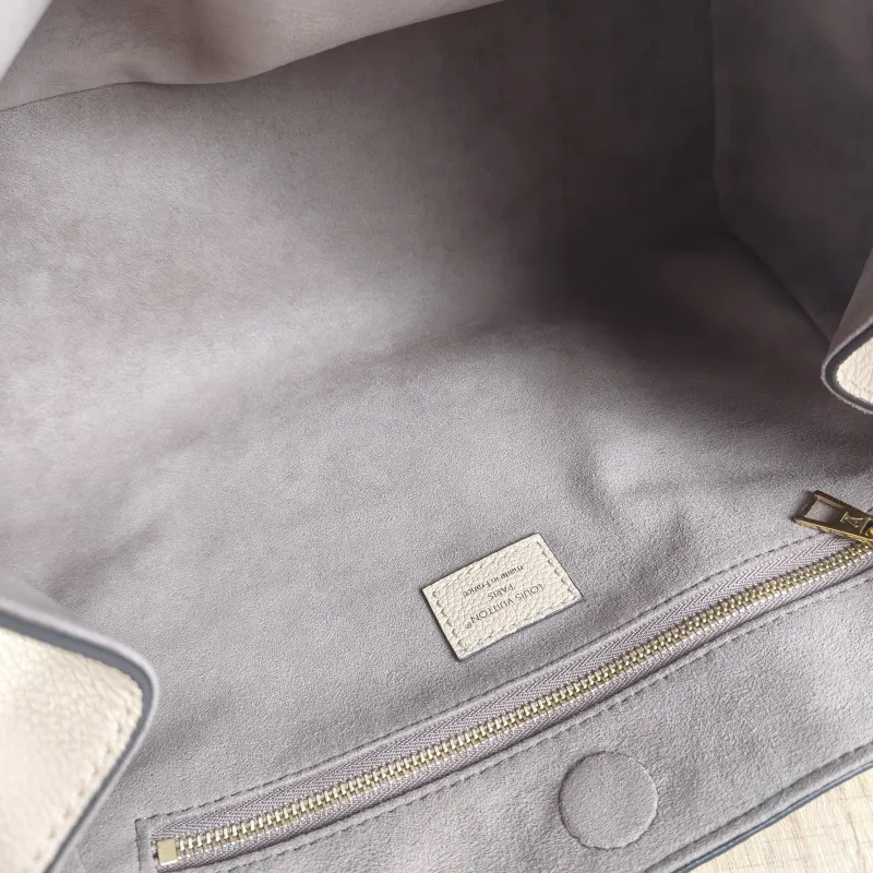 Louis Vuitton Shoulder Bag Anytime Messenger Bag Calfskin Small 34 × 13 × 20 cm — detail view 4 of 11