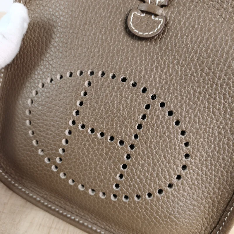 Hermès Crossbody Bag Evelyne Mini 16 Mini 1618 Taurillon Clemence TC Calfskinmini17 × 5.5 × 18 cm — detail view 1 of 11