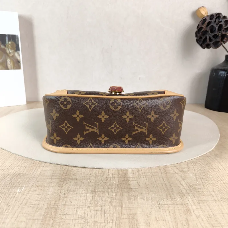Louis Vuitton Crossbody Bag Diane Baguette Bag Shoulder Strap PVC Small 24 × 9 × 15 cm — cover view 5 of 6