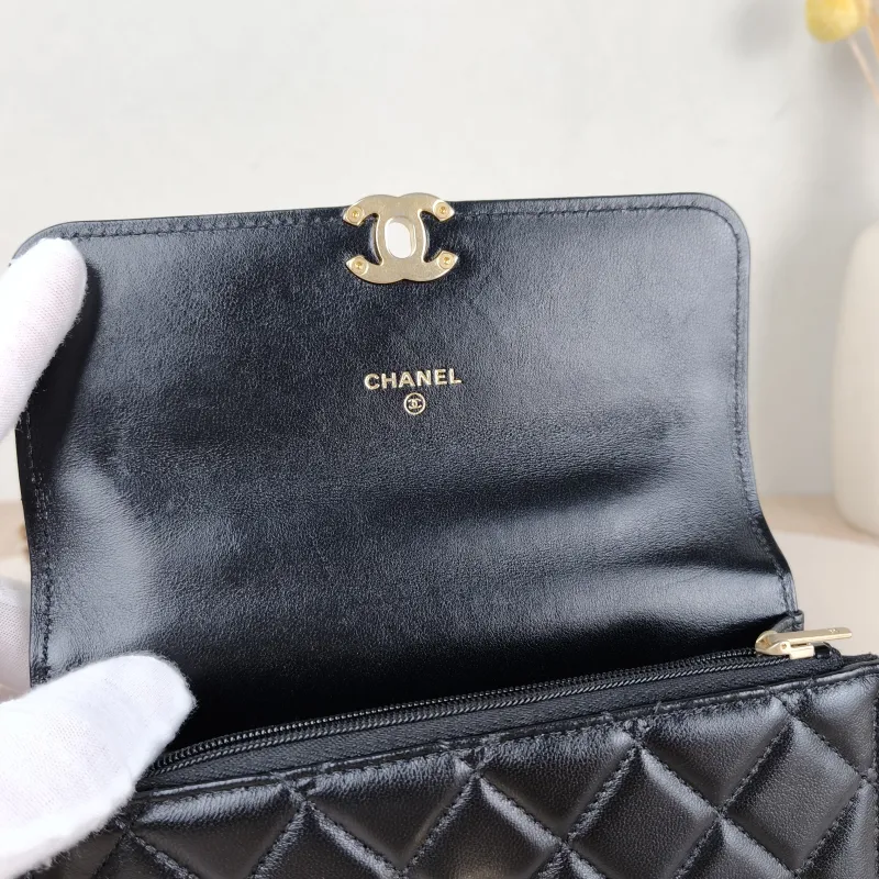 Chanel Crossbody Bag Black Lambskin 17 × 4 × 9 cm — detail view 4 of 12