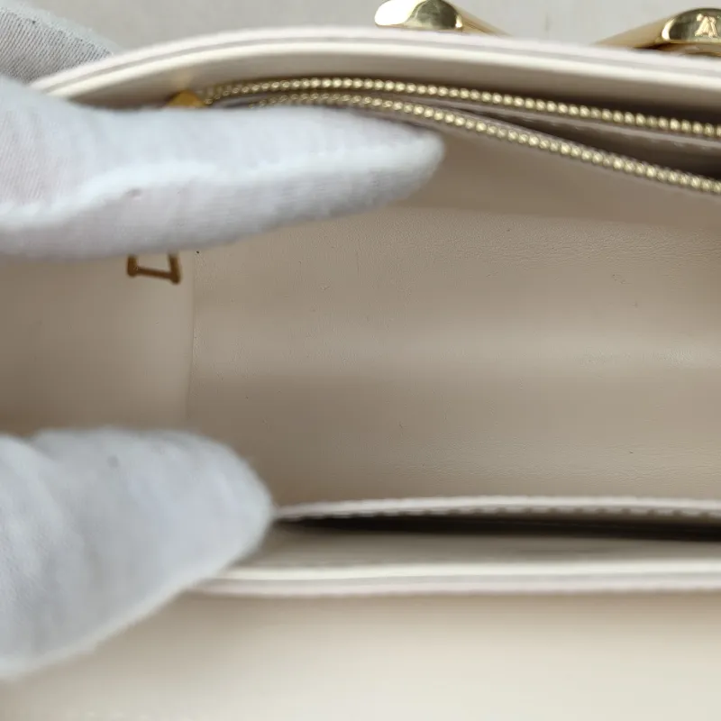 Louis Vuitton Crossbody Bag Twist White Epi Embossed Calfskin Small19 × 9 × 15 cm — detail view 4 of 11
