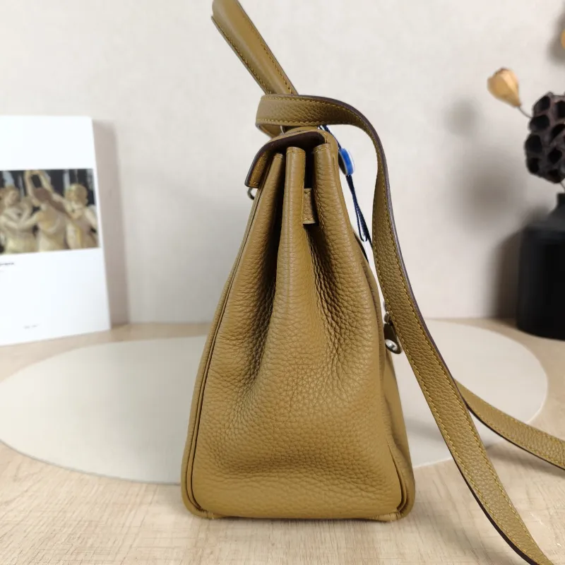 Hermès Shoulder Bag Kelly 28 Silver-Tone Hardware2S Togo Calfskin Medium28 × 10 × 22 cm — detail view 9 of 13