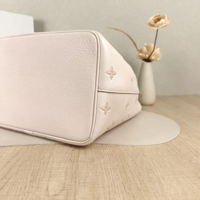 Louis Vuitton Shoulder Bag NÉONOÉ Bucket Bag White Empreinte Embossed Calfskin Medium26 × 17.5 × 26 cm — detail view 2 of 11
