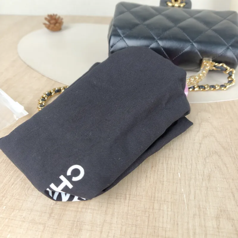 Chanel Crossbody Bag Black Lambskinmini19 × 6 × 12 cm — detail view 14 of 18