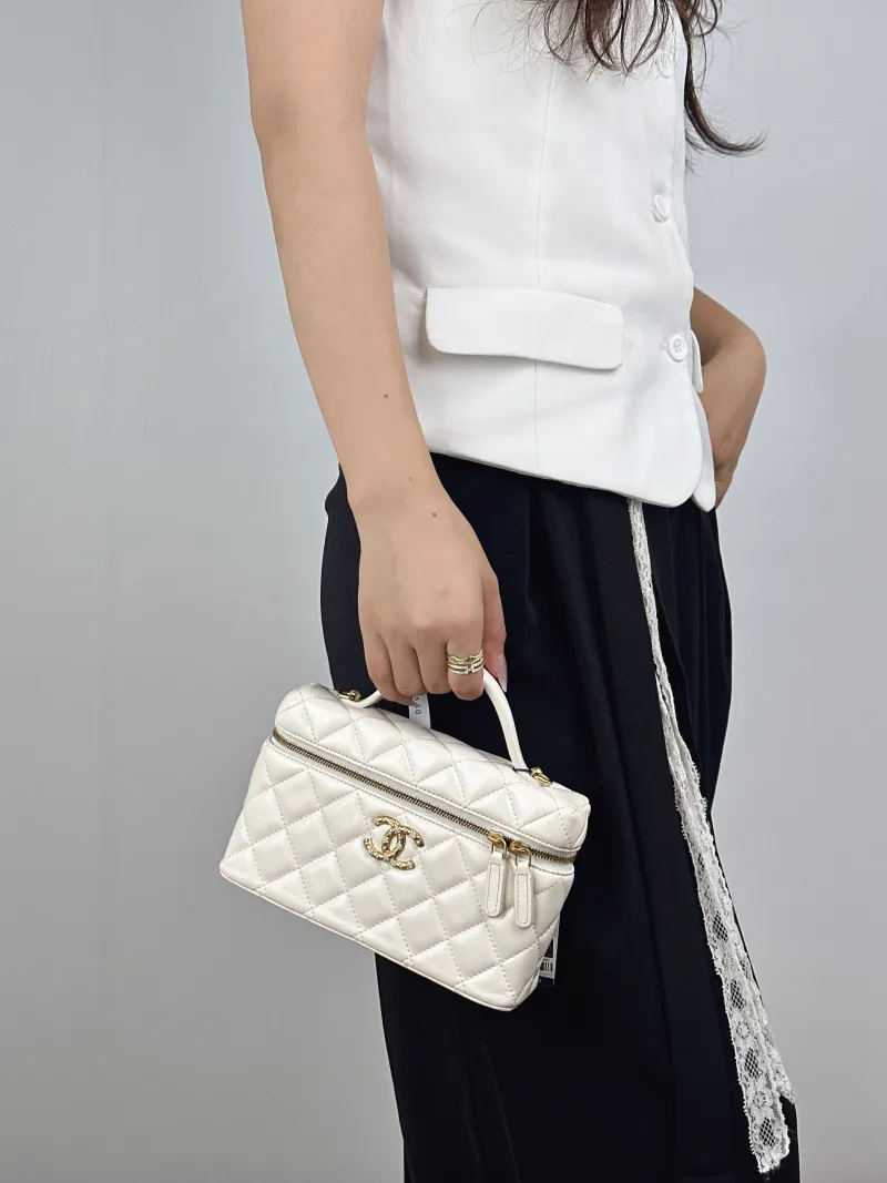 Chanel Crossbody Bag26c lp Vanity Case Bag White Calfskin One Size19.5 × 5 × 17 cm — on-model view 2 of 3