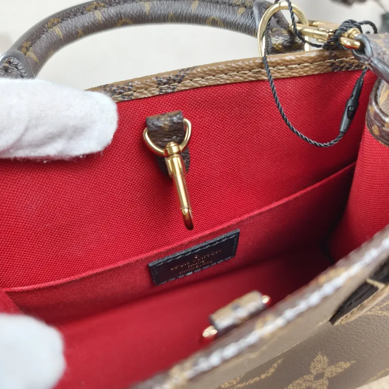 Louis Vuitton Crossbody Bag Onthego BB Monogram PVCBB18 × 8.5 × 15 cm — detail view 8 of 11