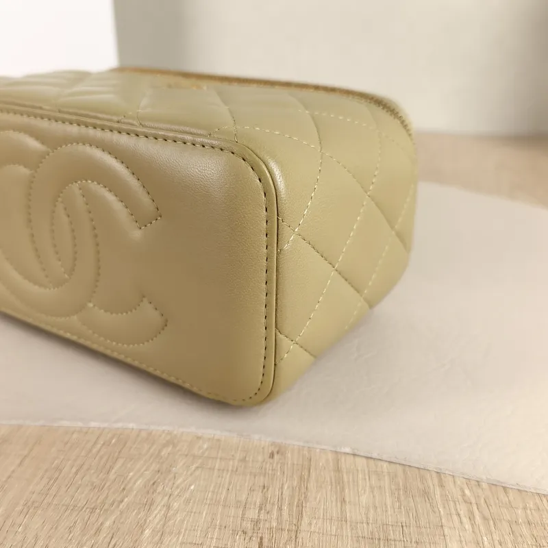 Chanel Crossbody Bag Edition Lambskin One Size 16 × 8 × 9.5 cm — detail view 8 of 10