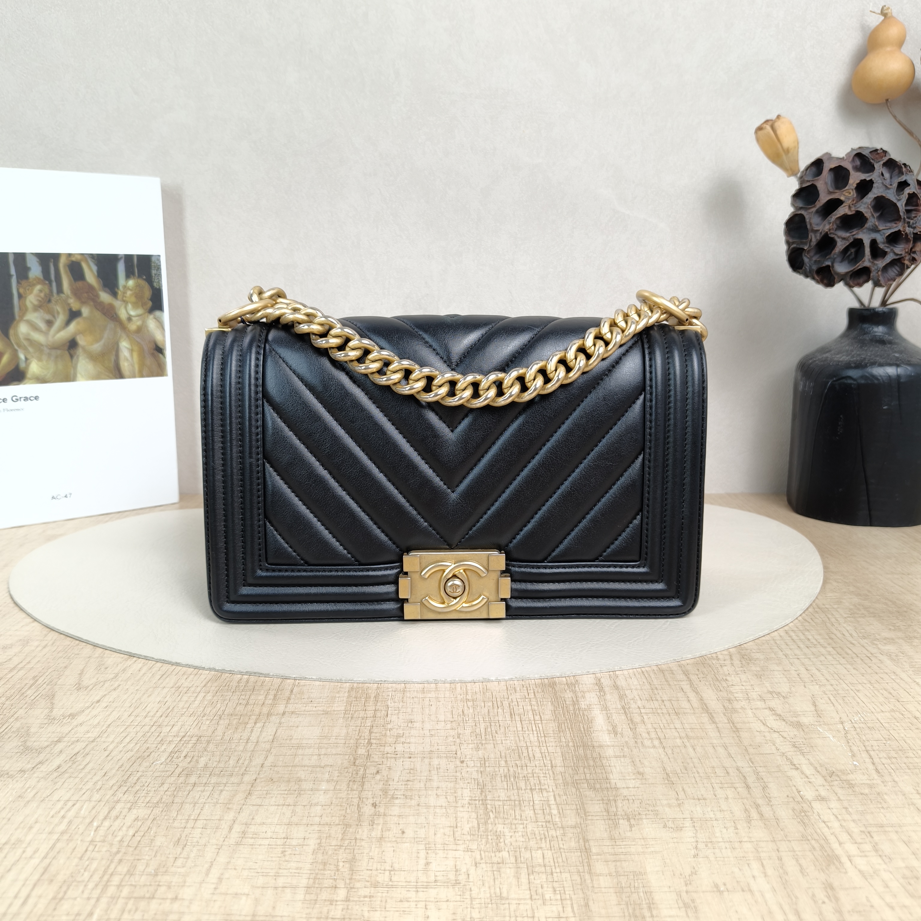 Chanel Crossbody Bag Le Boy​Black V Calfskin Medium25 × 9 × 15 cm