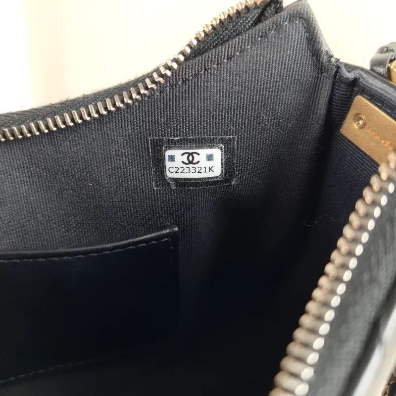 Chanel Shoulder Bag hobo 19 Black Lambskin Small 20 × 4.5 × 13 cm — detail view 11 of 12