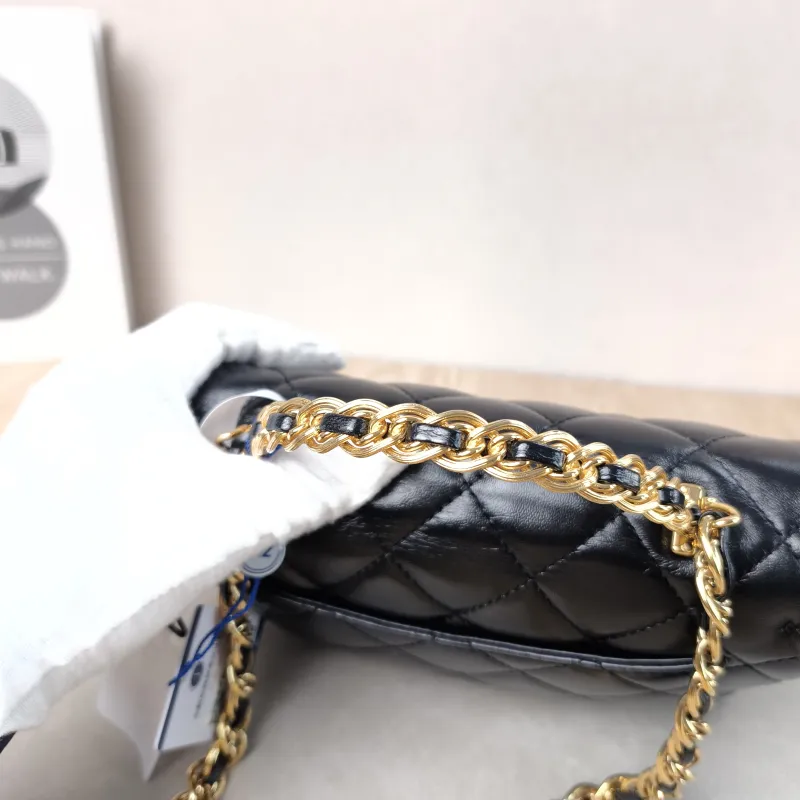 Chanel Crossbody Bag mini Black Lambskin mini 21 × 8 × 13 cm — detail view 3 of 11
