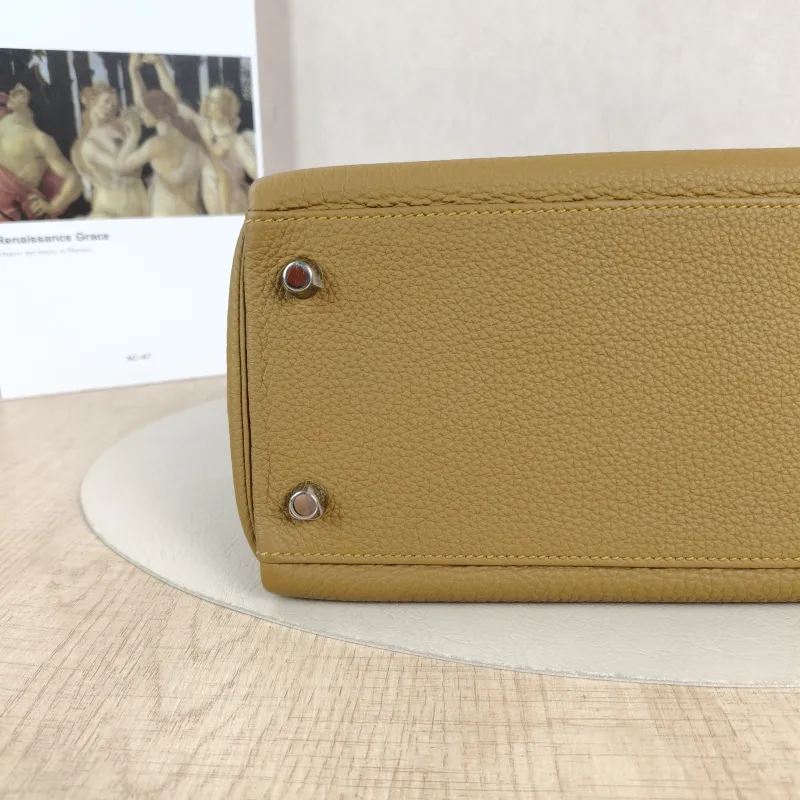 Hermès Shoulder Bag Kelly 28 Silver-Tone Hardware2S Togo Calfskin Medium28 × 10 × 22 cm — detail view 6 of 13