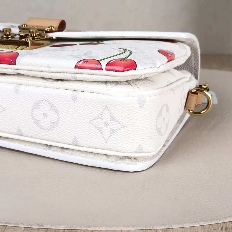 Louis Vuitton Crossbody Bag Pochette Métis East West White · PVC Small21.5 × 6 × 13.5 cm — detail view 2 of 14