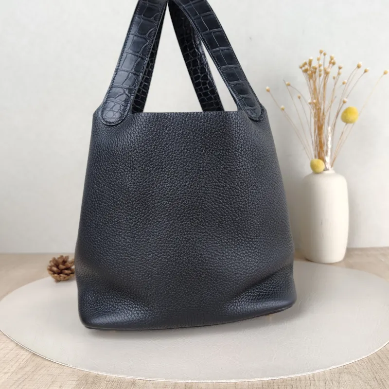Hermès Top Handle Bag Picotin Lock 22 22Black TC Calfskin Medium22 × 17 × 21 cm — detail view 11 of 11