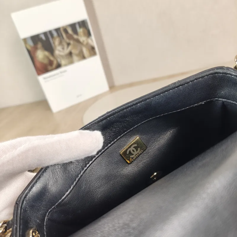 Chanel Shoulder Bag Black Lambskin One Size 17.5 × 6 × 12 cm — detail view 4 of 11