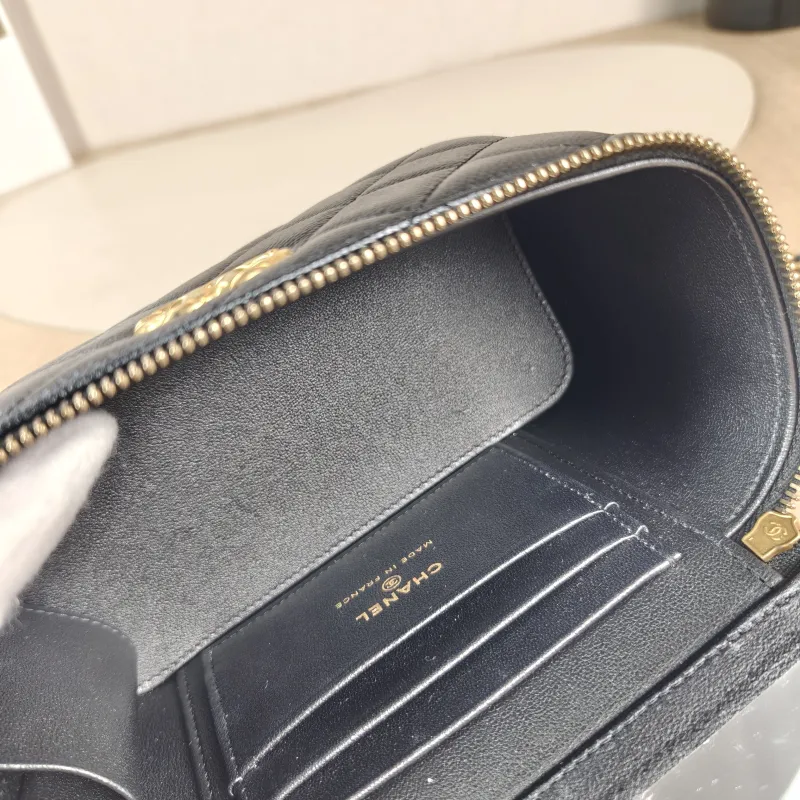Chanel Crossbody Bag Edition 16 × 8 × 9.5 cm — detail view 1 of 13