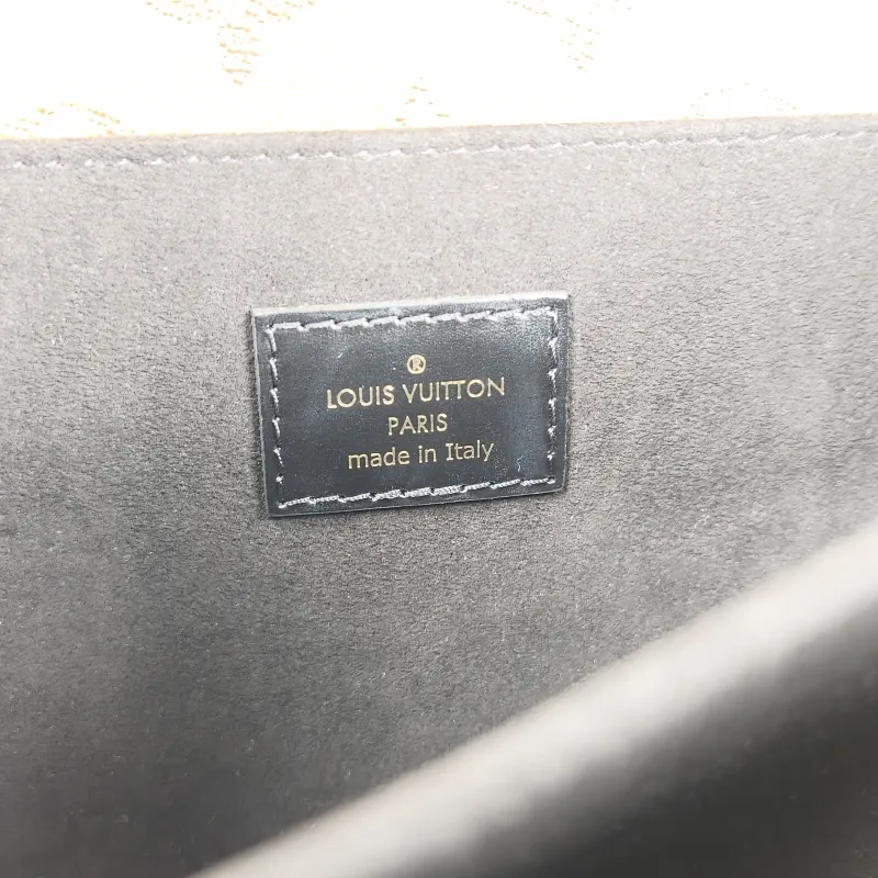 Louis Vuitton Crossbody Bag Pochette Métis Monogram Colorblock PVC Medium 25 × 7 × 19 cm — detail view 4 of 14