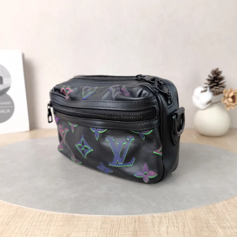 Louis Vuitton Crossbody Bag Comet Messenger Messenger Bag Black Calfskin Small23 × 8 × 12.5 cm — cover view 4 of 5