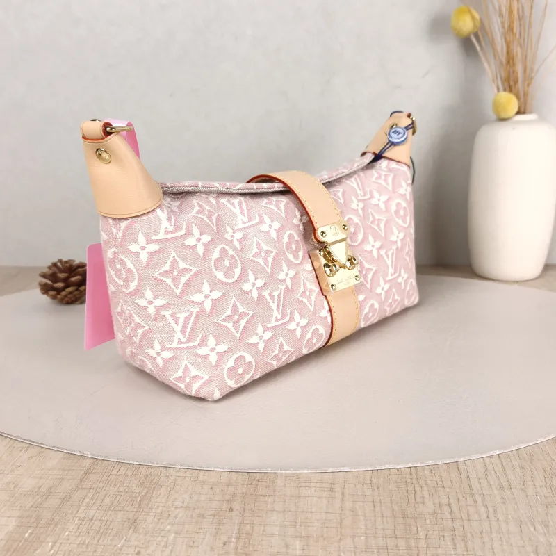 Louis Vuitton Shoulder Bag Pochette Mia One Size 22 × 8 × 14.5 cm — cover view 4 of 5