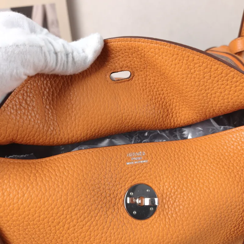 Hermès Crossbody Bag Lindy 30 Taurillon Clemence TC Calfskin 30 30 × 15 × 19 cm R — detail view 13 of 14