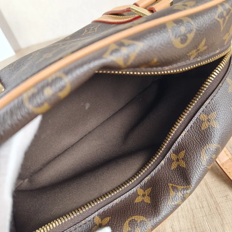 Louis Vuitton Shoulder Bag cite Monogram PVC One Size 26 × 11 × 16 cm — detail view 8 of 12