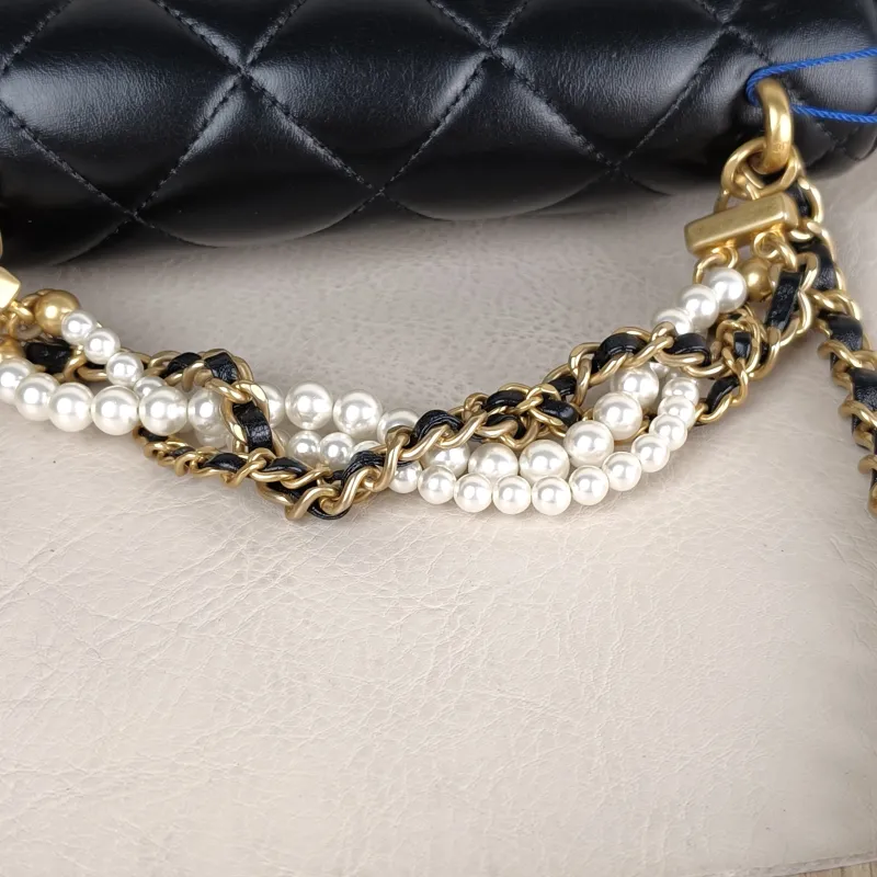 Chanel Crossbody Bag 26c Pearl Black Lambskin Small 20 × 6 × 14 cm — detail view 11 of 12