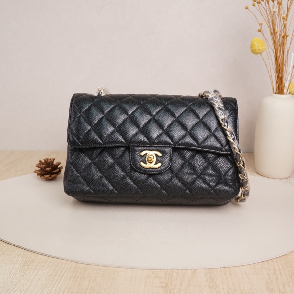 Chanel classicflap Small Black with Gold-Tone Hardware Calfskin30 · 23 × 6 × 14.5 cm