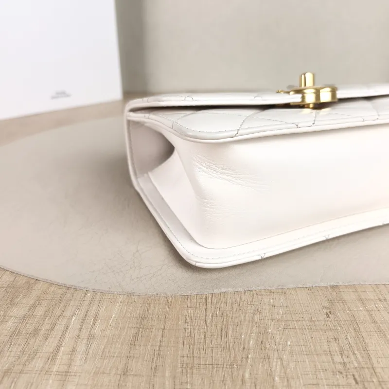 Chanel Crossbody Bag Small 19 × 8 × 12 cm — detail view 1 of 11