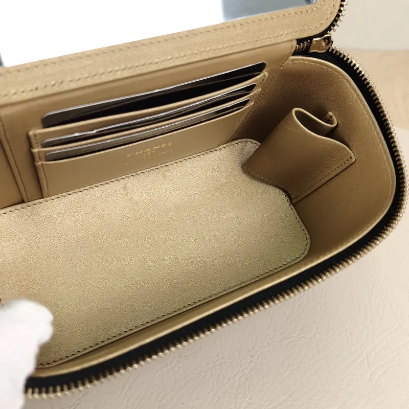 Chanel Crossbody Bag Edition Black Lambskin One Size17 × 8 × 9.5 cm — detail view 6 of 13