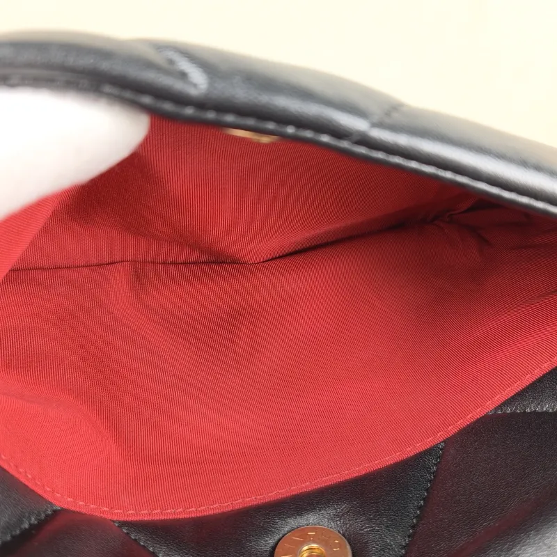 Chanel 19Bag Black Lambskin Medium30 × 10 × 20 cm — detail view 9 of 15
