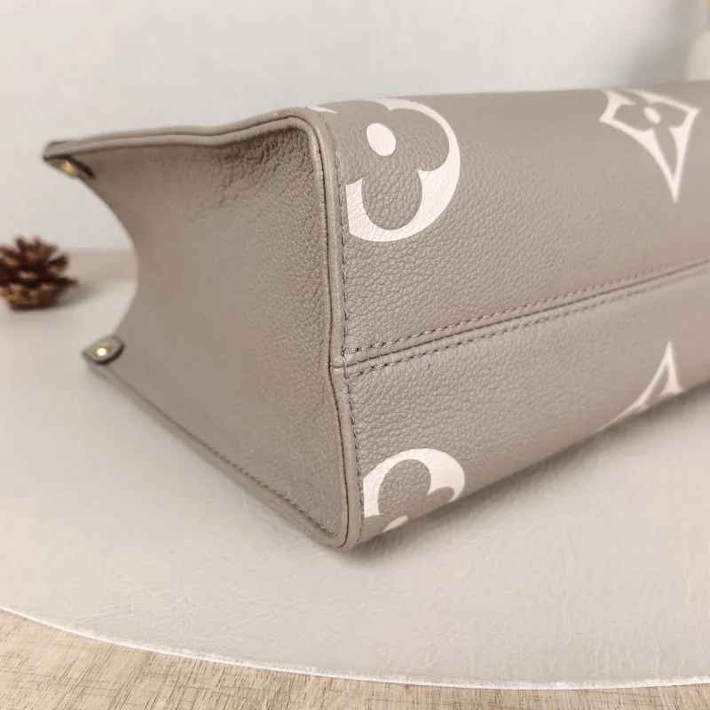 Louis Vuitton Shoulder Bag Onthego · White Monogram Empreinte Embossed Calfskin Small25 × 11.5 × 19 cm — detail view 9 of 11