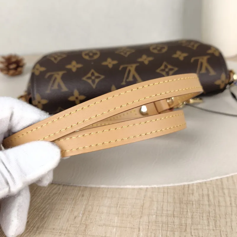 Louis Vuitton Crossbody Bag IVY Monogram PVC Small 23.5 × 4.3 × 12 cm — detail view 2 of 12
