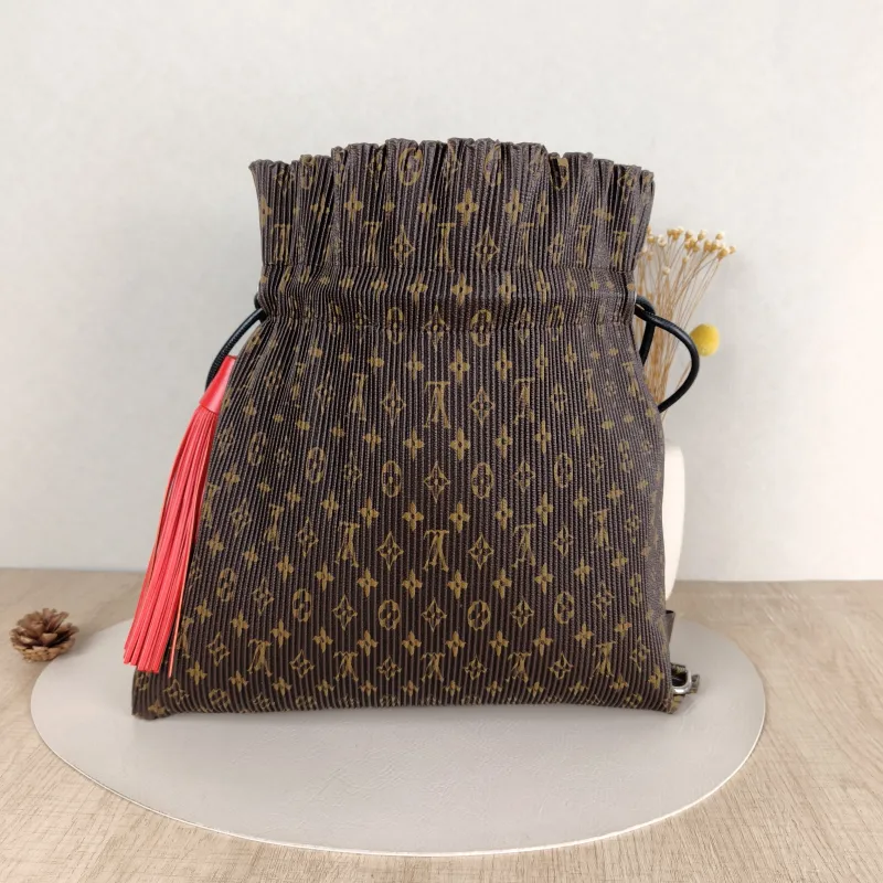 Louis Vuitton Shoulder Bag Shoulder Bag Monogram PVC One Size37 × 4 × 37 cm — cover view 3 of 5