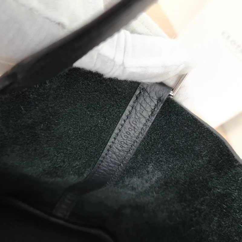 Hermès Top Handle Bag Picotin Lock 18 1889Black Clemence Taurillon TC Calfskin Small18 × 13 × 19 cm — detail view 4 of 12