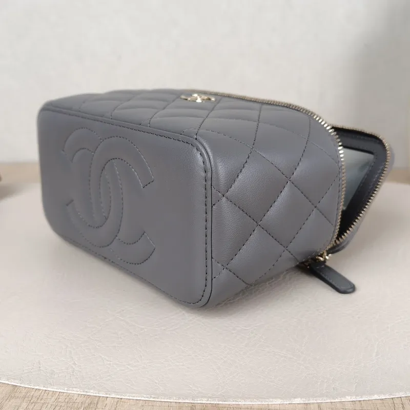 Chanel Crossbody Bag Edition Grey Lambskinmini16 × 8 × 9.5 cm — detail view 10 of 14