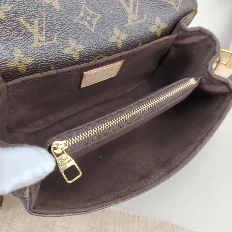 Louis Vuitton Crossbody Bag Pochette Métis East West Monogram PVC Small21.5 × 6 × 13.5 cm — detail view 8 of 18