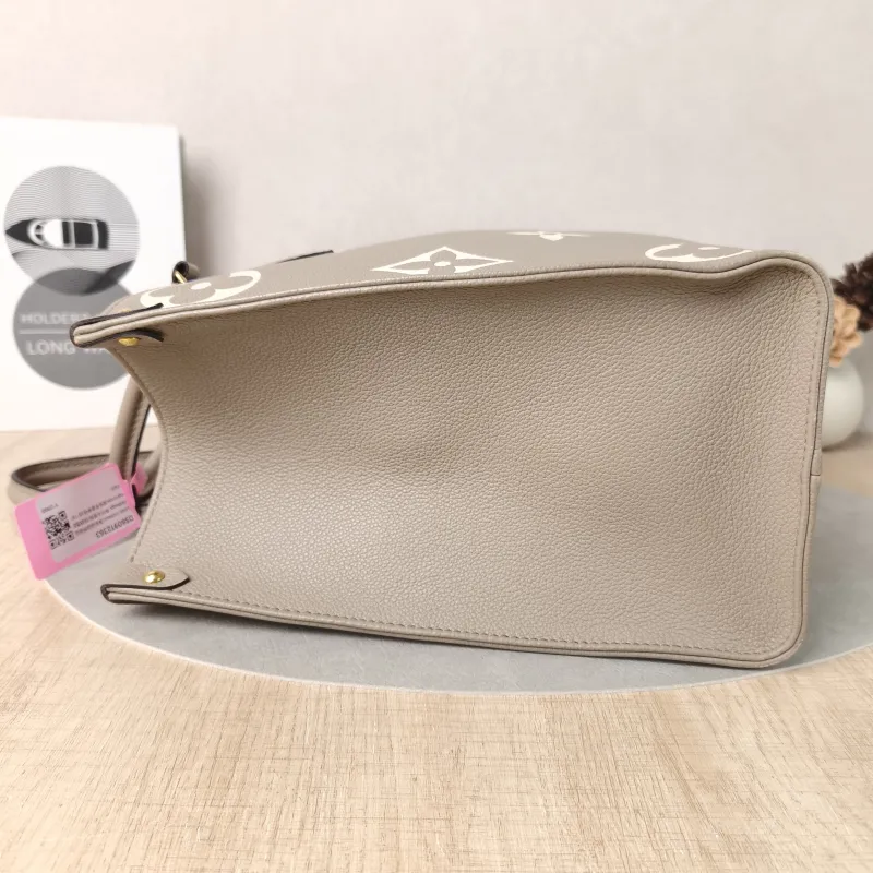 Louis Vuitton Shoulder Bag Onthego Medium · White Empreinte Embossed Calfskin Medium35 × 14 × 27 cm — detail view 1 of 11