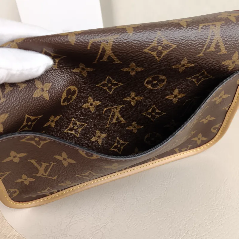 Louis Vuitton Crossbody Bag Diane Baguette Bag Shoulder Strap PVC Small 24 × 9 × 15 cm — detail view 11 of 13