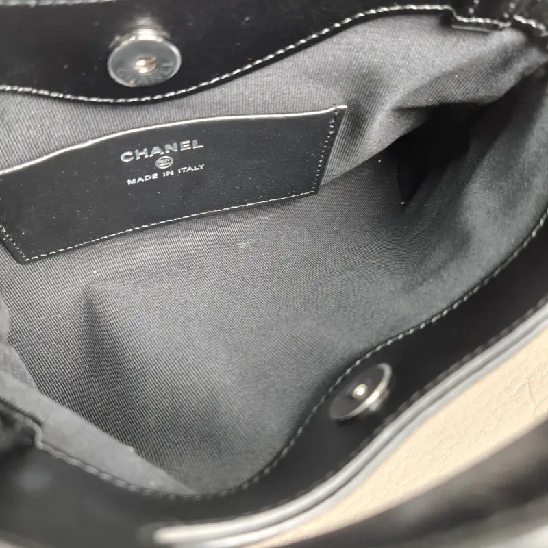 Chanel Shoulder Bag31Bag v Waxed Leather Calfskinnano20.5 × 3.5 × 17 cm — detail view 11 of 12