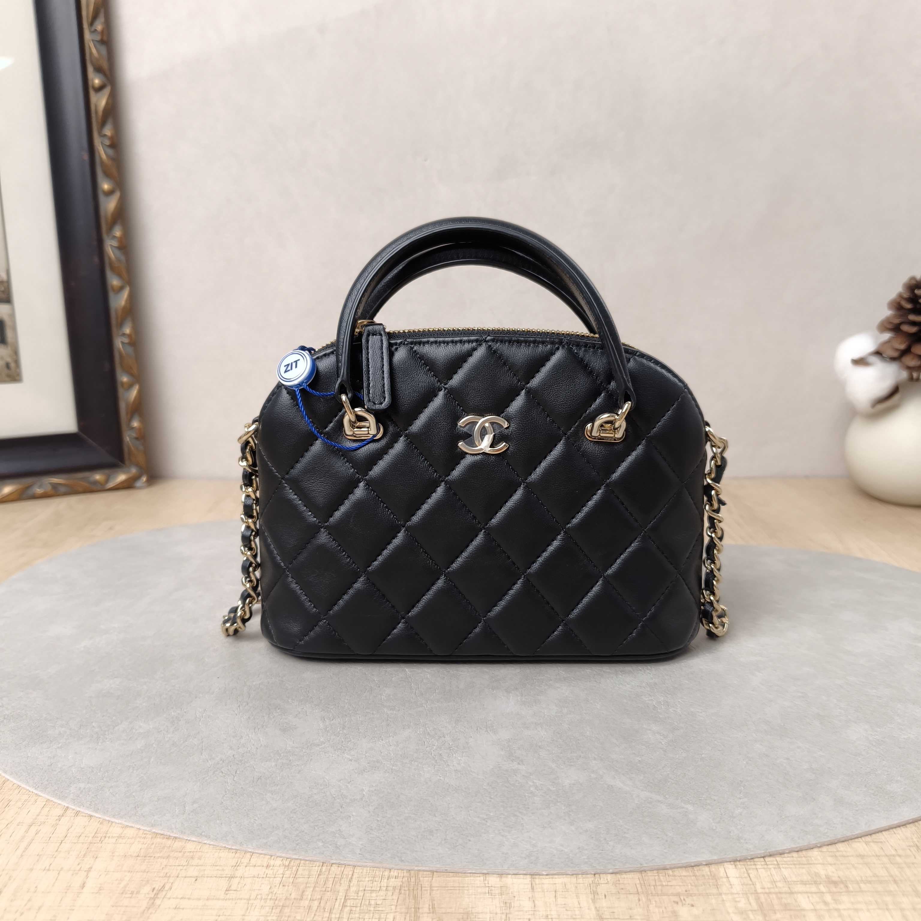 Chanel Crossbody Bag26p Dome Bag Black Lambskin18.5 × 6 × 13 cm
