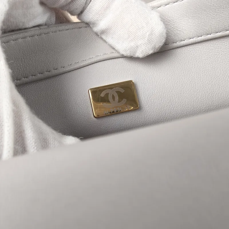 Chanel Crossbody Bag Edition White Lambskin One Size19 × 7 × 13.5 cm — detail view 5 of 14