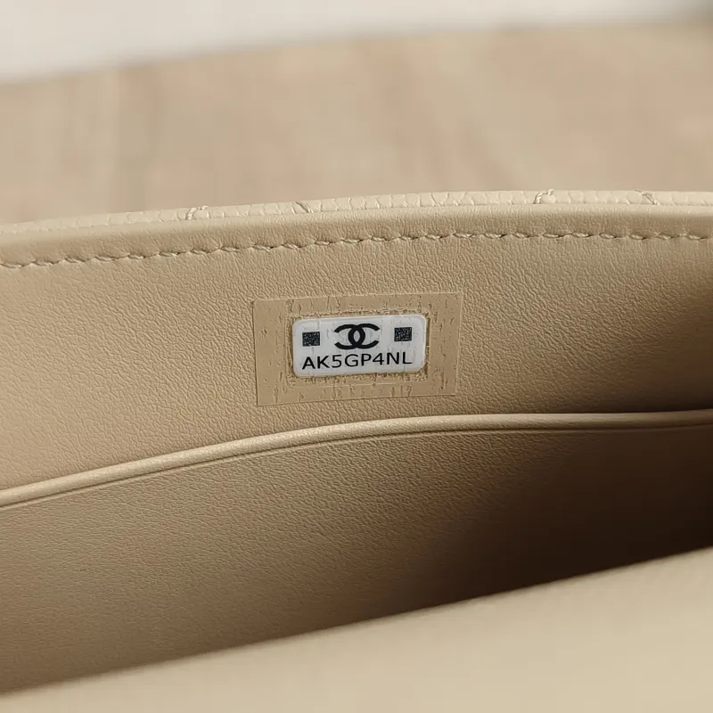 Chanel Crossbody Bag kelly Beige Grained Calfskin One Size 18 × 4.5 × 10 cm — detail view 12 of 12