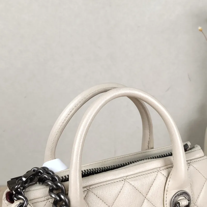 Chanel Shoulder Bag tote White Calfskin One Size23 × 8 × 17 cm — detail view 14 of 17