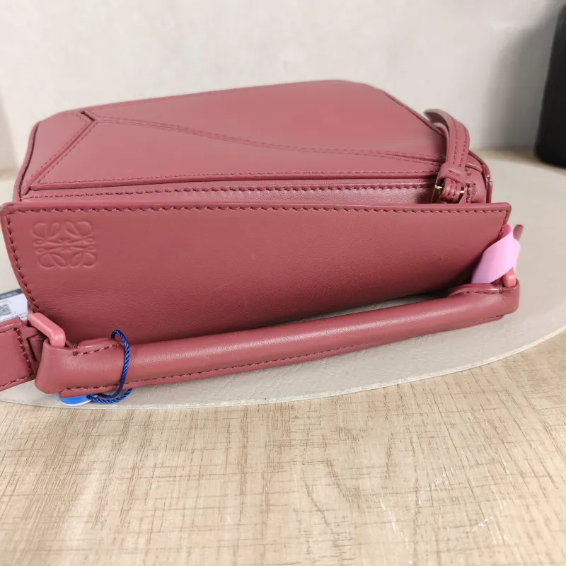 LOEWE Crossbody Bag Puzzle Red Calfskin Mini 18 × 8 × 12.5 cm — detail view 6 of 11