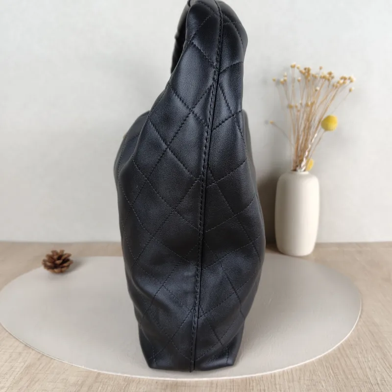 Chanel Crossbody Bag 26c hobo Black Calfskin Large 37 × 8 × 30 cm — detail view 4 of 9